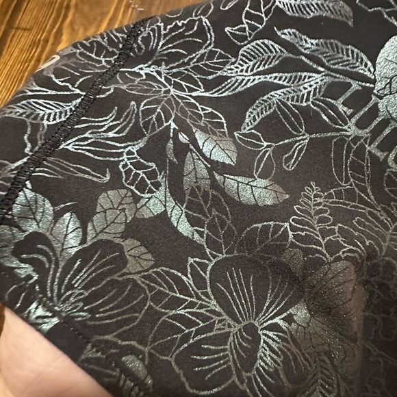 Lululemon Hotty Hot Low-Rise Lined Short 4"
Flourish Black Iridescent Foil Sz 2 - Picture 6 of 7
